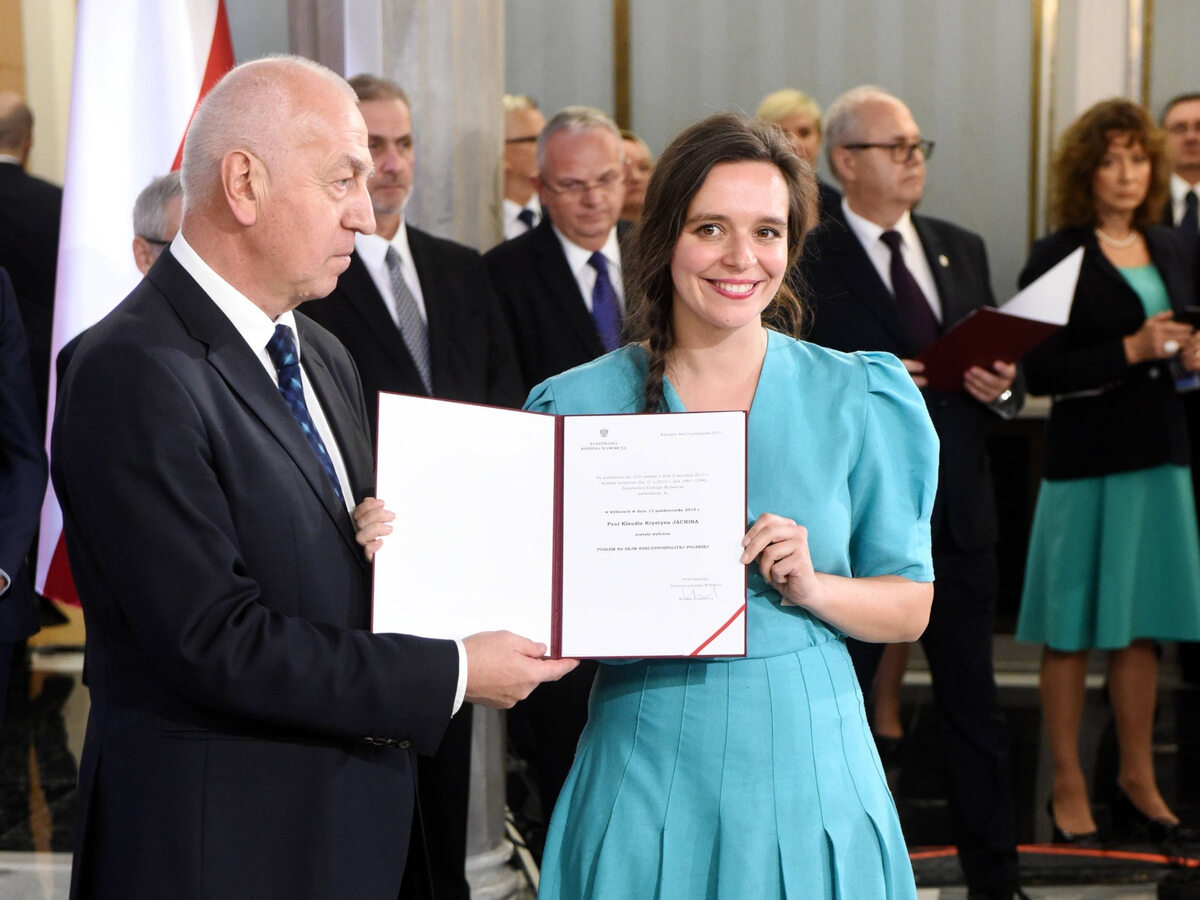 Klaudia Jachira odbiera zaświadczenie o wyborze na posła 