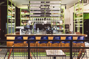 Sportowy bar w Nines, restauracji Roberta Lewandowskiego. Lokal mieści się w starym browarze przy ulicy Grzybowskiej w Warszawie 