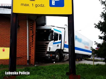 TIR wjechał w Netto 