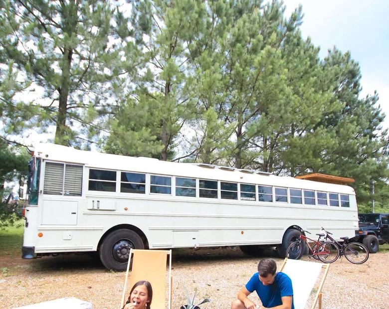 Miniatura: Rzucili pracę i kupili autobus. Tak...