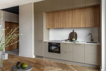 Małe mieszkanie z&nbsp;jasną kuchnią i&nbsp;granatowym sufitem, projekt: Decoroom