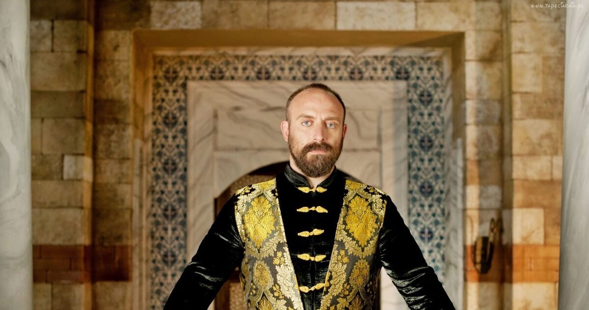 Halit Ergenc Sulejman z serialu „Wspaniałe stulecie” dostawał 250 tys. lirów za odcinek, czyli ok. 30 tys. złotych.