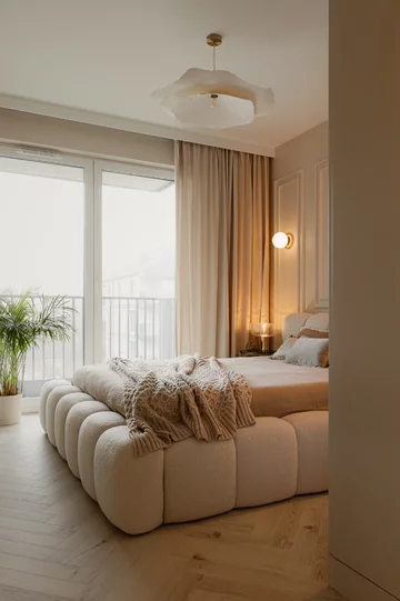 Soft minimalizm w 59-metrowym mieszkaniu w Gdyni – kaszmirowa paleta, angielska jodełka i konsekwentnie zaprojektowane detale autorstwa Agaty Piltz 