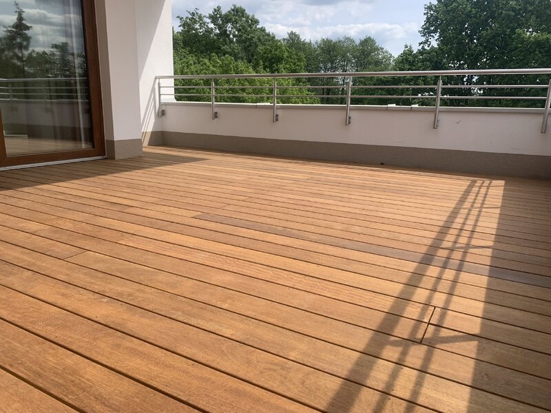 Deska tarasowa nad basenem:Woodgroup Angelim Amargoso