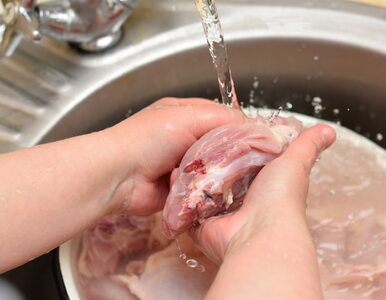 Miniatura: Nie wolno myć surowego mięsa kurczaka!...