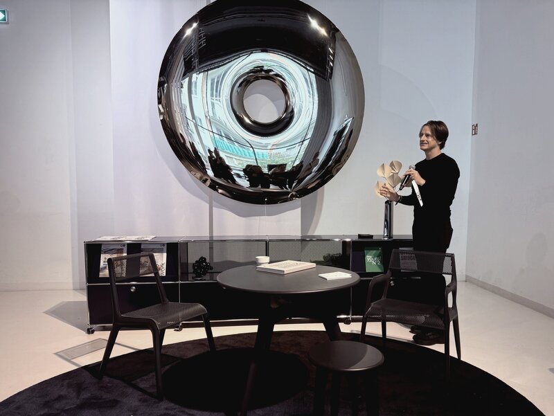 Oskar Zięta oprowadza przedstawicieli prasy wnętrzarskiej po wystawie Konstrukcje w Instytucie Wzornictwa Przemysłowego