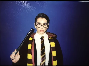 Dua Lipa jako Harry Potter 