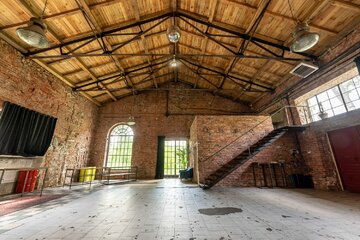 Kwadrat Praski to&nbsp;unikalne miejsce, kt&oacute;re łączy industrialny klimat z&nbsp;funkcjonalnością i&nbsp;wygodą