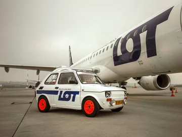 Sesja zdjęciowa oryginalnego Fiata 126p w malowaniu PLL LOT 