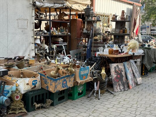Miniatura: Bazar staroci przy ulicy Olkuskiej 4 na...