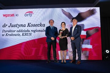 Justyna Kosecka (pośrodku), oraz&nbsp;wręczający nagrodę: prof. Włodzimierz Bernacki Sekretarz Stanu, Pełnomocnik Rządu ds. monitorowania wdrażania reformy szkolnictwa wyższego i&nbsp;nauki i&nbsp;Tomasz Pasierb, Dyrektor Makroregionu Korporacyjnego PKO BP