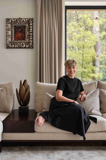 Willa Czarodziejka powstała na miejscu dawnego rodzinnego domu. Zachowane drewniane elementy i kamień tworzą wyjątkowy dialog między historią a współczesną architekturą 