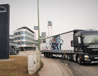 Miniatura: Ciężarówkowy (i autobusowy) gigant pomaga...