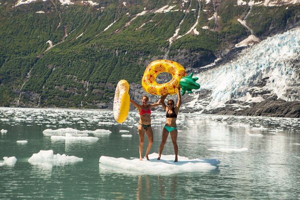 Miniatura: Joga na Alasce. Modelki pozowały na śniegu...