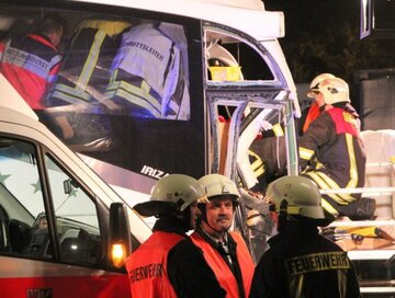 1 W Niemczech polski autobus zderzył się z polską ciężarówką (fot. PAP/EPA/OLIVER SCHWANDT)