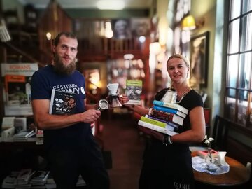 Mariola Sznapka, właścicielka kawiarni literackiej Kornel i&nbsp;Przyjaciele oraz&nbsp;Łukasz Guziur, barista