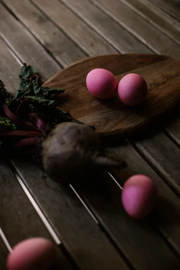 Na różowo zabarwisz jajka sokiem z buraków Wielkanoc, jajka, kraszanki