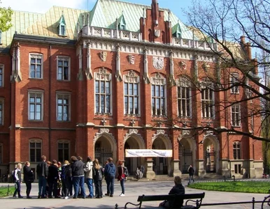 Miniatura: Ma 99 lat, wykłada i walczy o grant