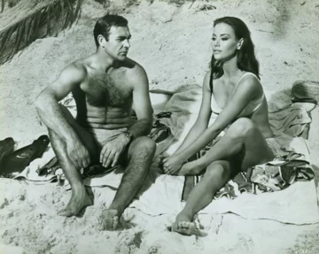 Claudine Auger w filmie „Operacja »Piorun«” (1965) 