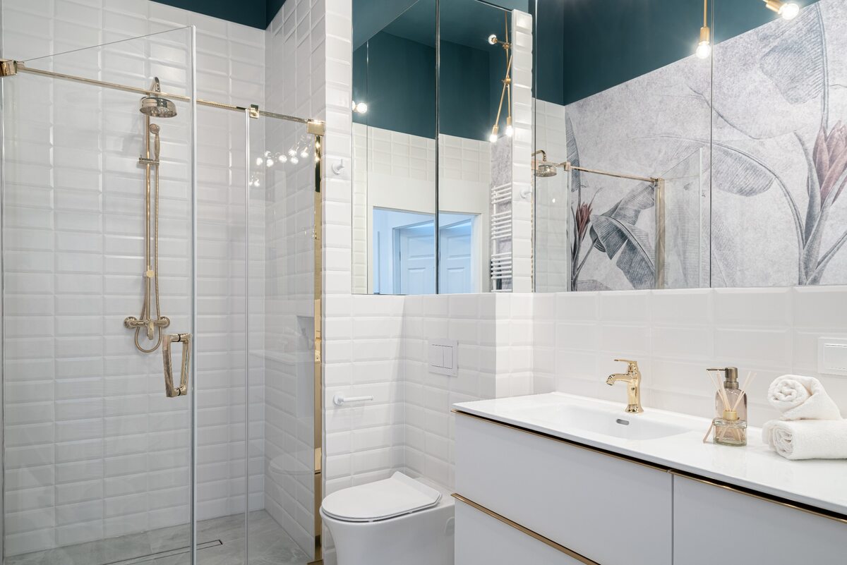 Pomysł na łazienkę – szmaragdowy sufit i złote dodatki 