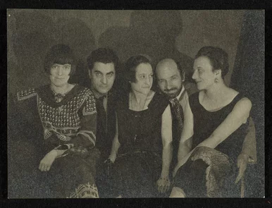 Miniatura: Siostra sławnego brata wychodzi z cienia