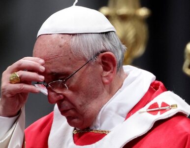 Miniatura: Papież Franciszek modli się za ofiary...