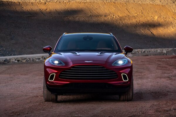 Miniatura: Aston Martin DBX