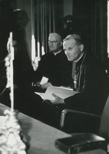 Ks. abp Karol Wojtyła po wygłoszonym referacie (1964 r.) 