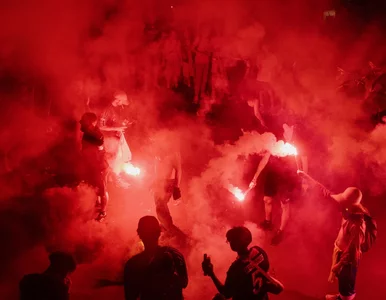 Miniatura: Chaos po triumfie PSG. Płonęły samochody,...