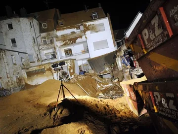 Krater powstały po kontrolowanej eksplozji bomby z okresu II wojny światowej (fot. EPA/MARIUS BECKER/PAP)