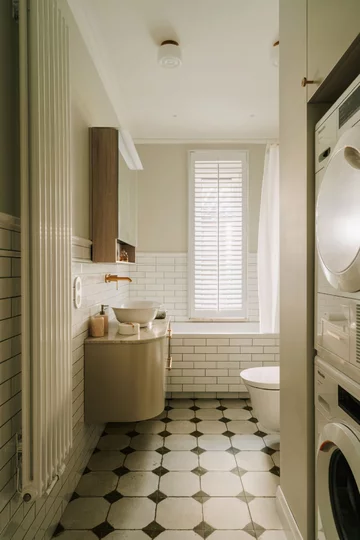 Ten apartament udowadnia, że kobiece wnętrze nie musi być jasne ani przewidywalne. Projekt pracowni Buduar łączy elegancję, funkcjonalność i wyrafinowany klimat 