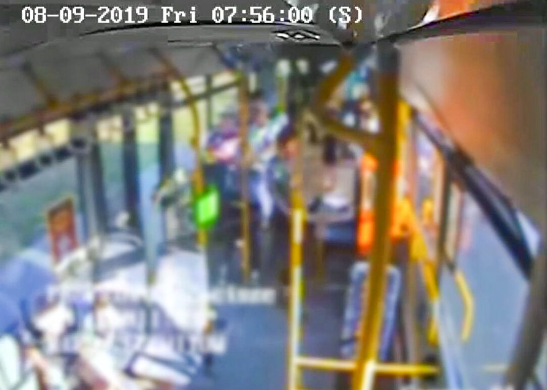 Mężczyzna zajechał drogę autobusowi. Doszło do ostrej wymiany zdań 