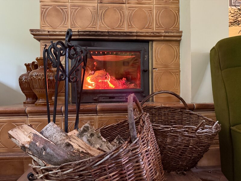 Czasem szyba w&nbsp;kominku jest tak zabrudzona, że&nbsp;zamiast octu należy użyć mocniejszego amoniaku