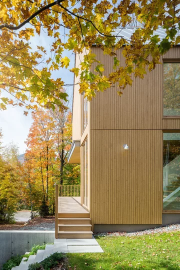 Drewniany dom w górach, projekt Thellend Fortin Architectes 