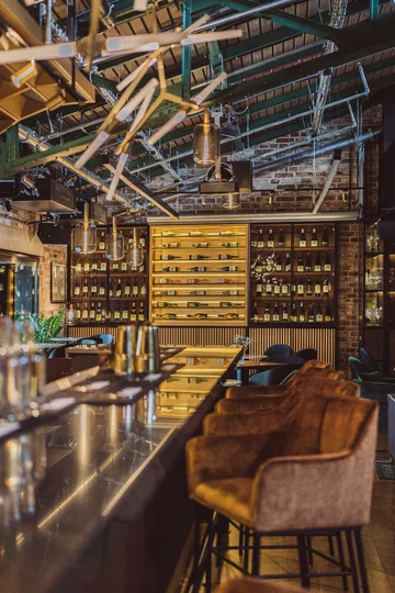 Restauracja Upper Deck w Hali Koszyki w Warszawie 