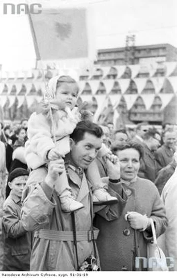 Uczestnicy pochodu. (1963 r.)(fot. NAC)