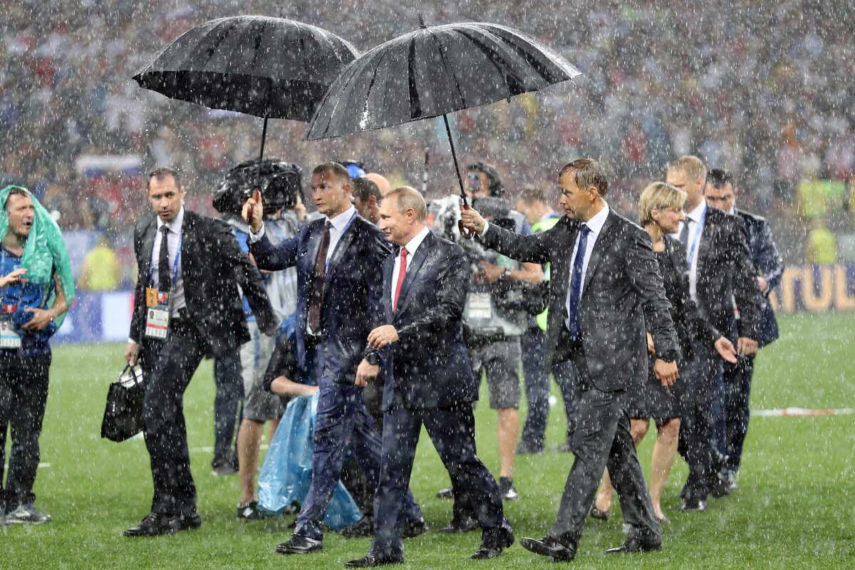 Władimir Putin maszerował pod parasolem w strugach deszczu 