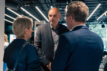 Jubileusz 21-lecia HOLA Design był okazją do spotkania przedstawicieli świata architektury, designu, sztuki i rynku nieruchomości. Wieczór zainaugurował nowy cykl wydarzeń poświęconych współczesnej architekturze, wzornictwu i stylowi życia 