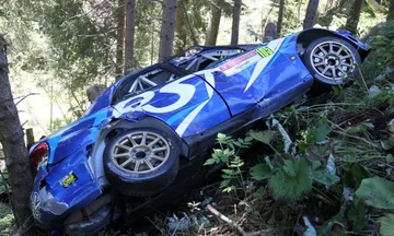 Subaru Impreza WRC polskiej załogi wypadło z zakrętu, zsunęło się ze skarpy i zatrzymało na drzewach (fot. PAP/Grzegorz Momot)