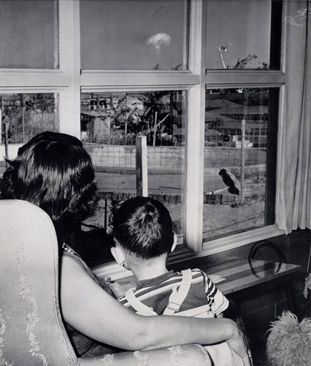 Mama i syn oglądają grzyb po próbie atomowej, Las Vegas, 1953 (fot. boredpanda.com)