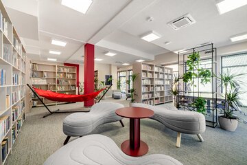 Miejska Biblioteka Publiczna w&nbsp;Nisku po&nbsp;metamorfozie. Nowe wnętrza łączą funkcje tradycyjnej czytelni z&nbsp;przestrzeniami do&nbsp;nauki, odpoczynku, zabawy i&nbsp;spotkań