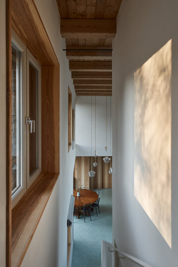 Dom wewnątrz zabytkowych ruin, projekt studio ORA