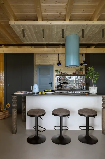 Współczesny dom na Kaszubach zaprojektowany przez Patrycję Majewicz – naturalne materiały, drewno i lokalne inspiracje tworzą spokojne, funkcjonalne wnętrze zakorzenione w krajobrazie 