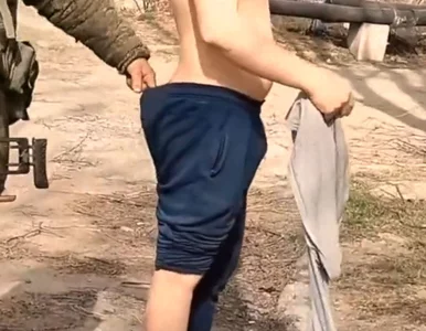 Miniatura: Rosjanie upokarzają ludność cywilną....