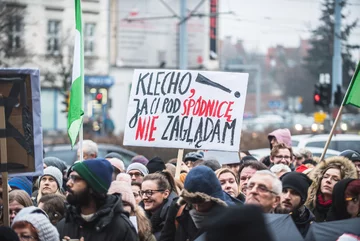 "Klecho, ja ci pod spódnicę nie zaglądam" 