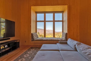 The Berghaus Hunter w Catskills łączy naturalne drewno, modernistyczne wyposażenie i duże przeszklenia otwierające wnętrze na górski krajobraz 