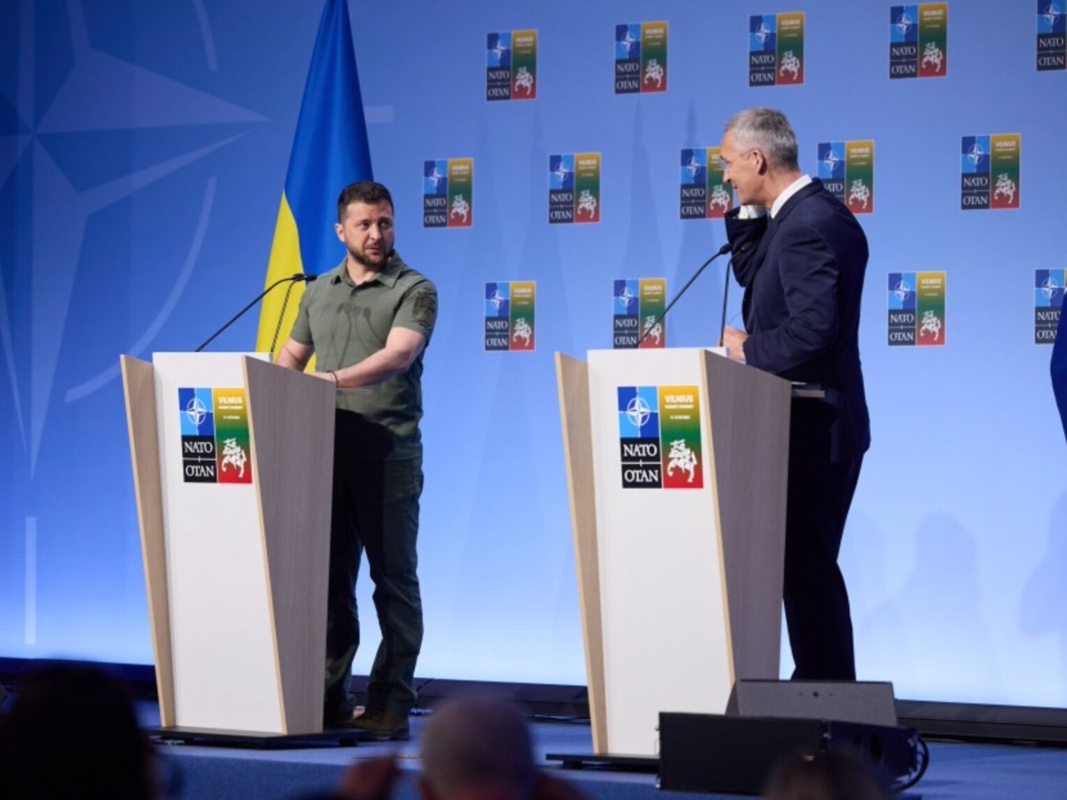 Prezydent Ukrainy Wołodymyr Zełenski i Sekretarz Generalny NATO Jens Stoltenberg podczas konferencji prasowej w Wilnie