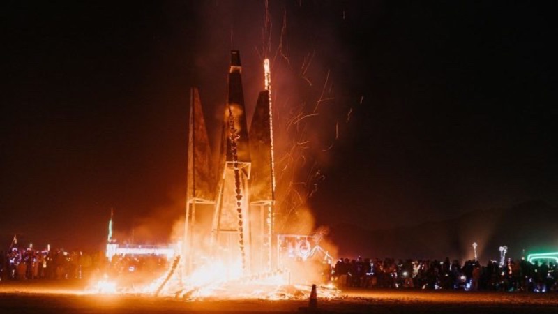 Pałająca instalacja Ukrainy podczas Festiwalu Burning Man 2023