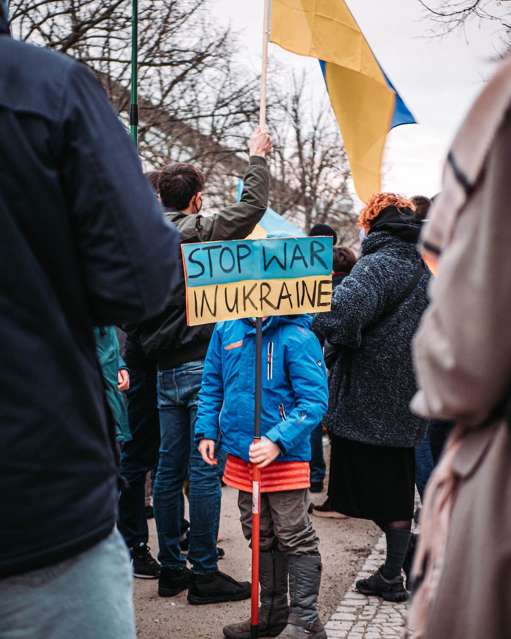 Dziecko na antywojennej demonstracji, zdjęcie ilustracyjne