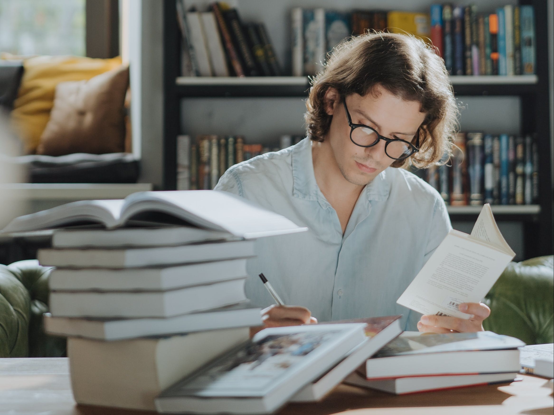 Ilustracyjne zdjęcie, mężczyzna w bibliotece